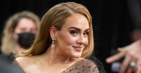 Adele kończy 34 lata. Na nowym zdjęciu zachwyca szczupłą talią