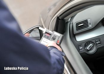 Ostrzegał innych światłami, sam wpadł na poważnym przestępstwie