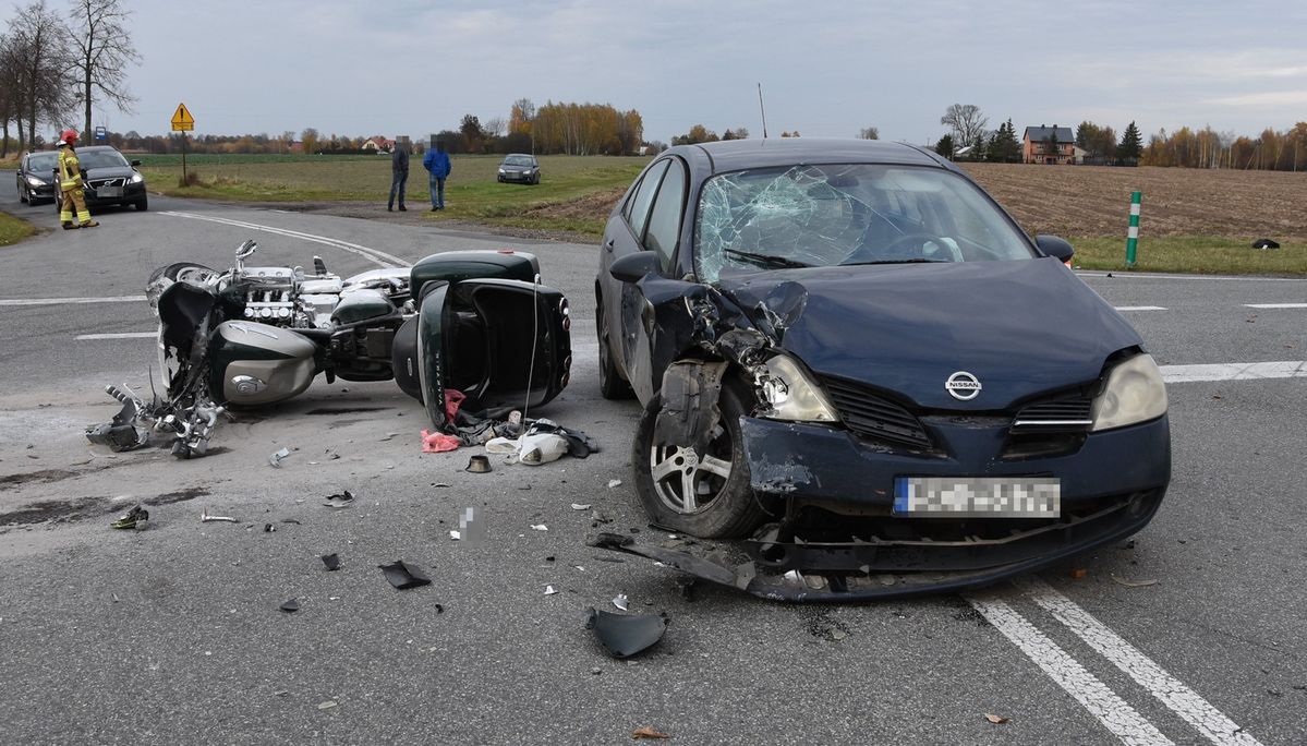 Motocyklista trafił do szpitala po zderzeniu z samochodem w Bezwoli