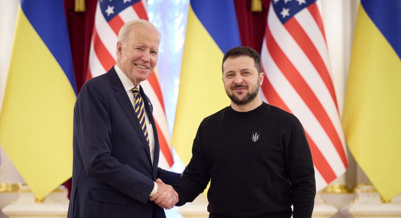 Joe Biden w Kijowie: gospodarka Rosji walczy o przetrwanie. Rosjanie uciekają z kraju