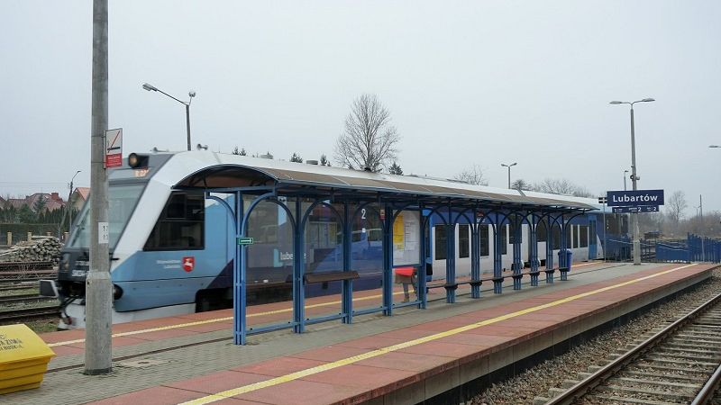 Pociąg przy peronie w Lubartowie