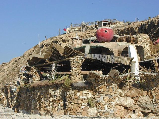 Władze chcą wyburzyć kompleks jaskiń zbudowany przez 78-letniego Nissima Kahlona                                                           Źródło: Wikimedia Commons   