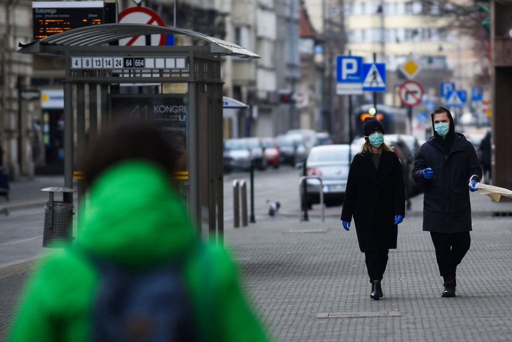 "Przyjmę każdą pracę". Wielu Polaków z dnia na dzień zostało bez środków do życia