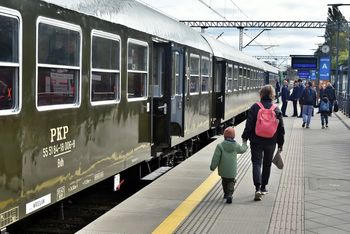 Wrocław: Odżyły wspomnienia! Wyjechał zabytkowy skład sprzed 50 lat