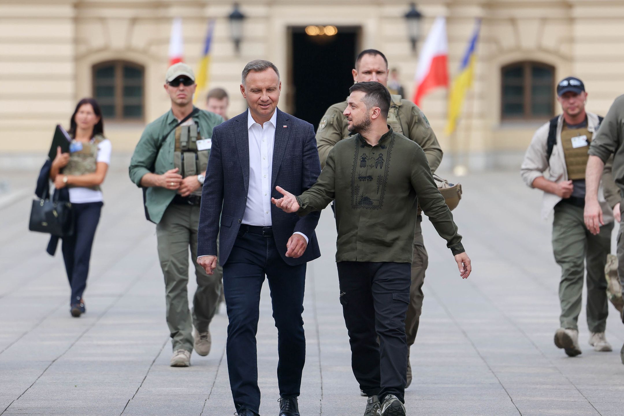 Prezydent RP Andrzej Duda oraz prezydent Ukrainy Wołodymyr Zełenski w drodze na konferencję prasową po zakończeniu spotkania w Kijowie