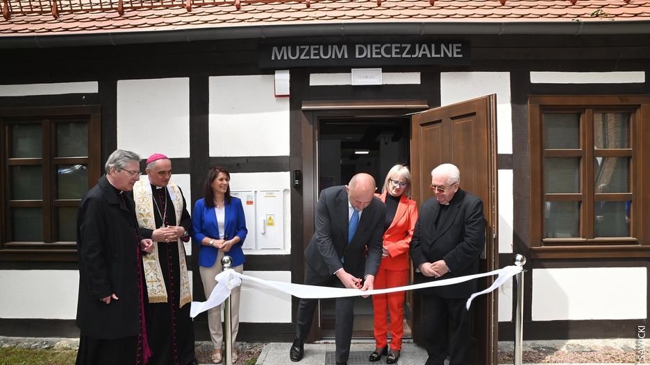 Wstęgę przecina Piotr Całbecki, z prawej stoi Jan Tyrawa