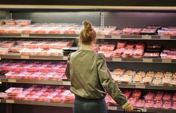 Polacy chętnie sięgają po te produkty. W składzie kości i pazury