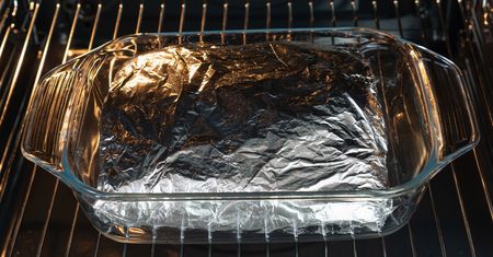 Której strony używać do pieczenia? Wielu popełnia błąd z folią aluminiową