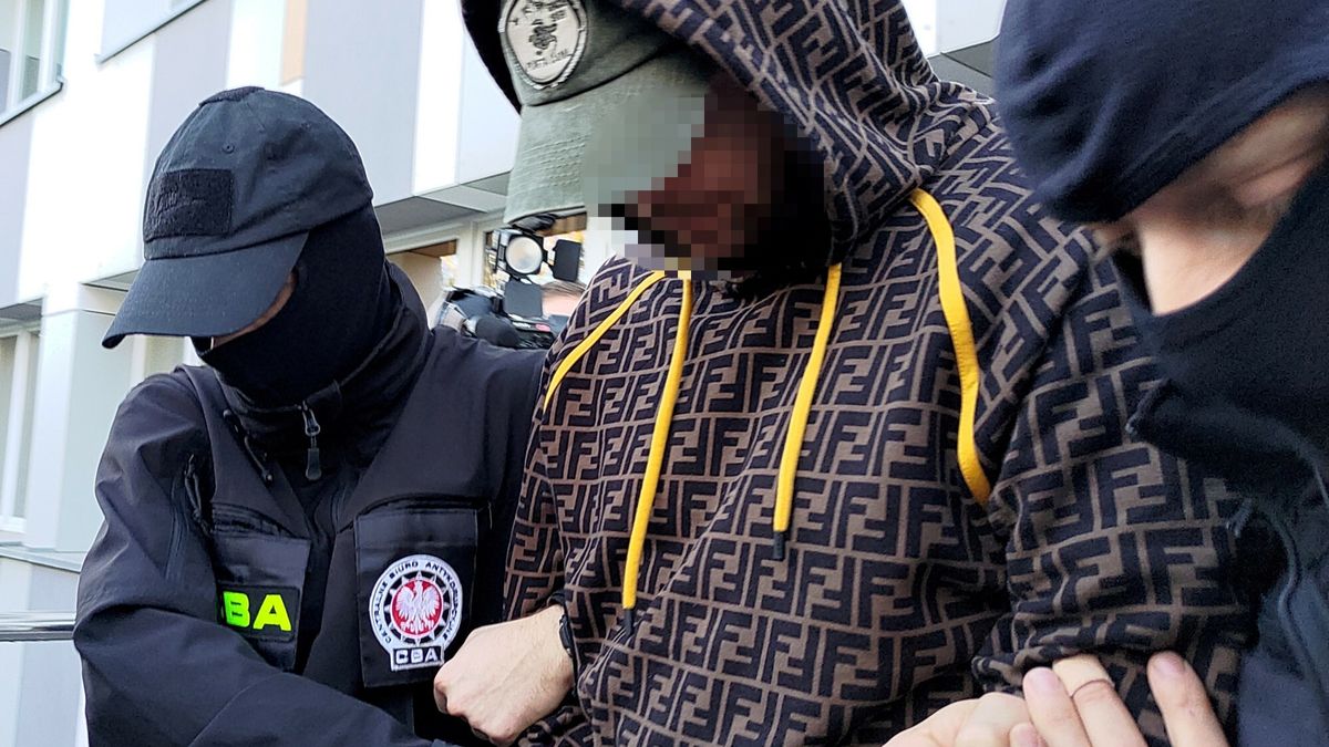 Super Express archiwum 2025
FOTO PRZEMYSLAW GLUMA/SUPER EXPRESS

05.11.2024, KATOWICE

OPIS:


PAWEL SZOPA ,, TWORCA I WLASCICIEL MARKI RED IS BAD ZOSTAL ARESZTOWANY DECYZJA KATOWICKIEGO SADU NA KOLEJNE TRZY MIESIACE DO 28 STYCZNIA 2025 R. JEST PODEJRZANYM O PRZEKRETY WSPOLNIE Z URZEDNIKAMI W RZADOWEJ AGENCJI REZERW STRATEGICZNYCH. OBRONACA PAWLA SZOPY, MECENAS ADAM KLEPCZYNSKI ZAPOWIEDZIAL ZLOZENIA ZAZALENIA NA DECYZJE SADU. 

N/Z PAWEL SZOPA PROWADZONY PRZEZ AGENTOW CBA NA POSIEDZENIE SADU, MECENAS ADAM KLEPCZYNSKI


ZRODLO 

ZARZUTY, PODEJRZANY, SLEDZTWO, CBA, PAWEL SZOPA, RARS, RZADOWA AGENCJA REZERW STRATEGICZNYCH, KATOWICE, WARSZAWA, DOMINIKANA

WSZYSTKIE ZDJECIA NA HTTP://AGENCJA.SE.COM.PL