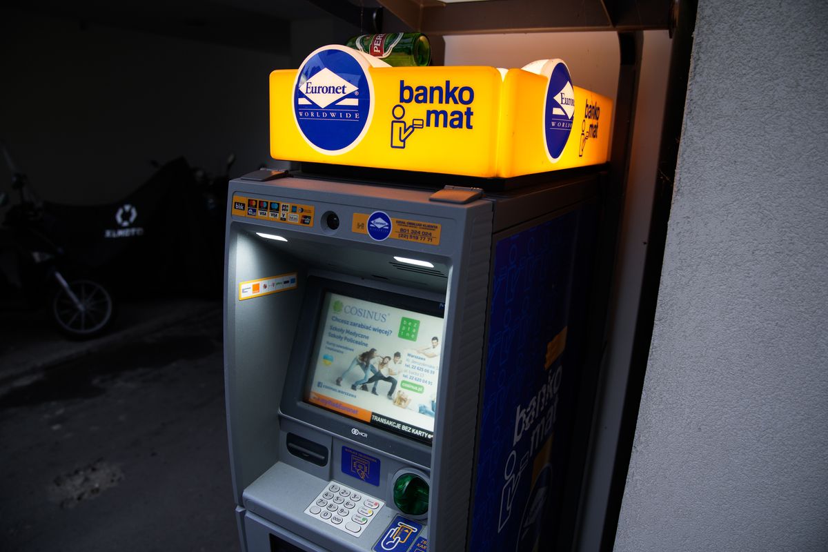 W dobie bankowości elektronicznej liczba bankomatów maleje, a wypłaty podlegają limitom