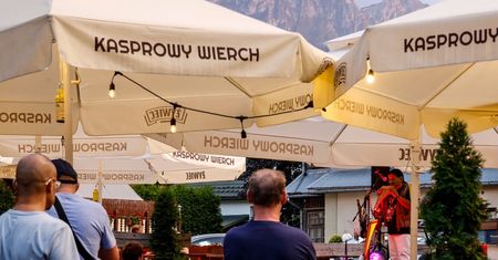 Kolejni turyści odkryli Zakopane. Zjeżdżają autokarami, płacą fortunę