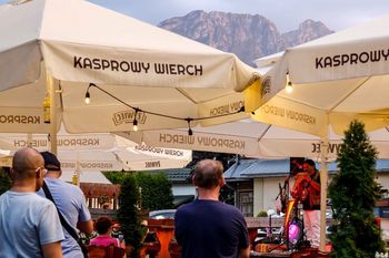 Kolejni turyści odkryli Zakopane. Zjeżdżają autokarami, płacą fortunę
