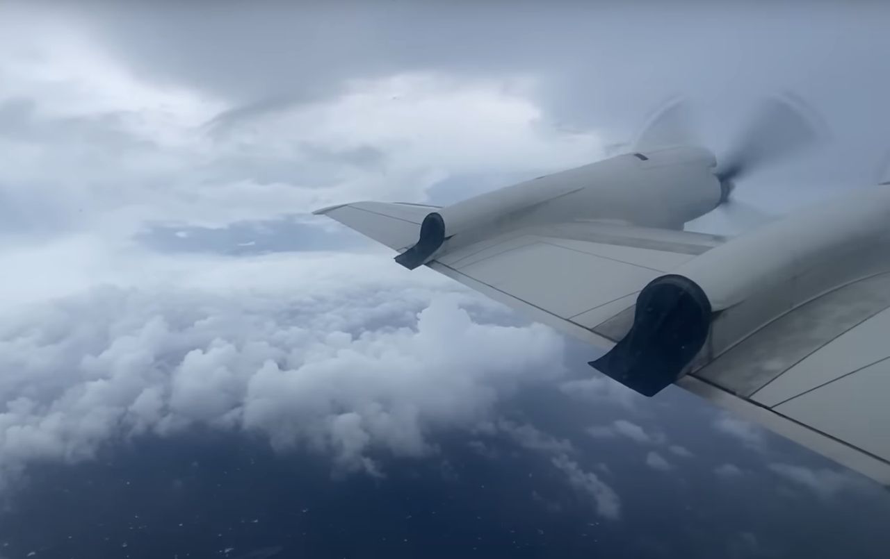 Samolot NOAA przelatujący w huraganie - zdjęcie ilustracyjne