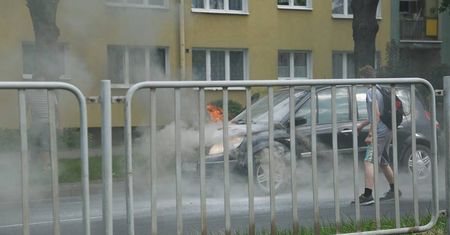 Lublin. Samochód zapalił się w trakcie jazdy (zdjęcia)