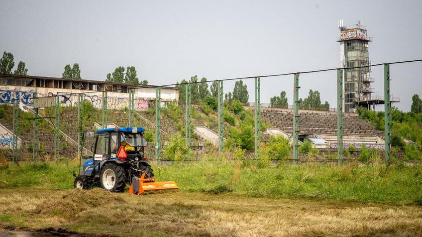 Warszawa. Znika przygnębiający widok, który oglądać trzeba było latami. Zarastające dziką roślinnością obiekty sportowe powoli odzyskają swoje funkcje i wrócą do parametrów stawianych terenom ćwiczeń i aktywnej rekreacji