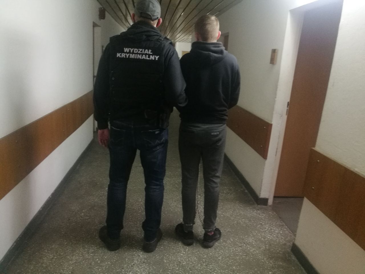 Policja w Sieradzu zatrzymała sprawców dewastacji drzwi kościoła