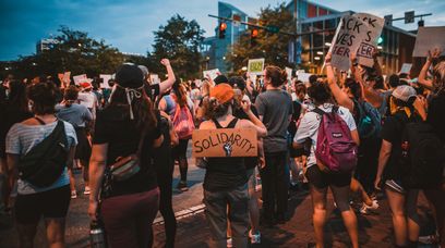 Schody zalane farbą. Protest przeciwko pladze zabójstw kobiet