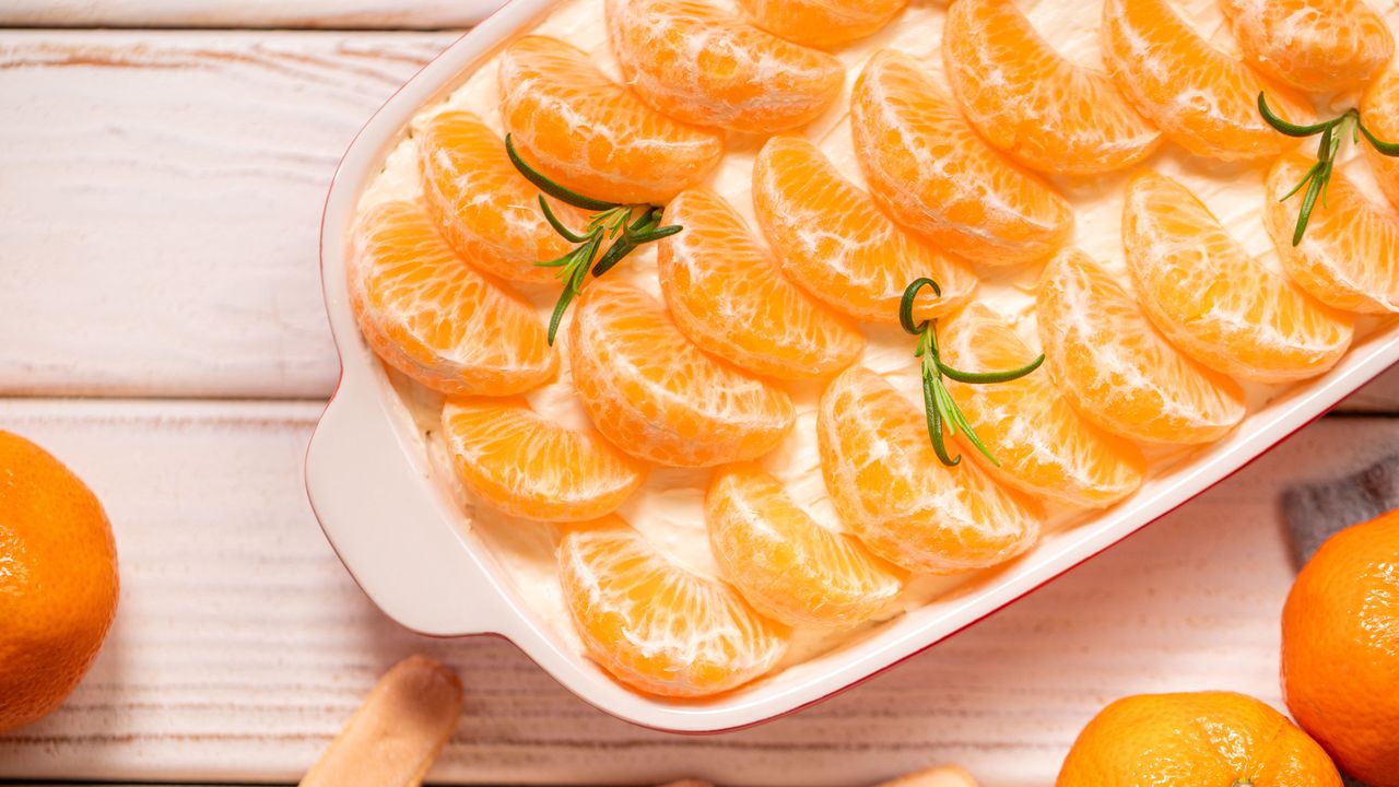 Masz mandarynki i nie wiesz, jak je wykorzystać? Zrób szybkie ciasto bez pieczenia