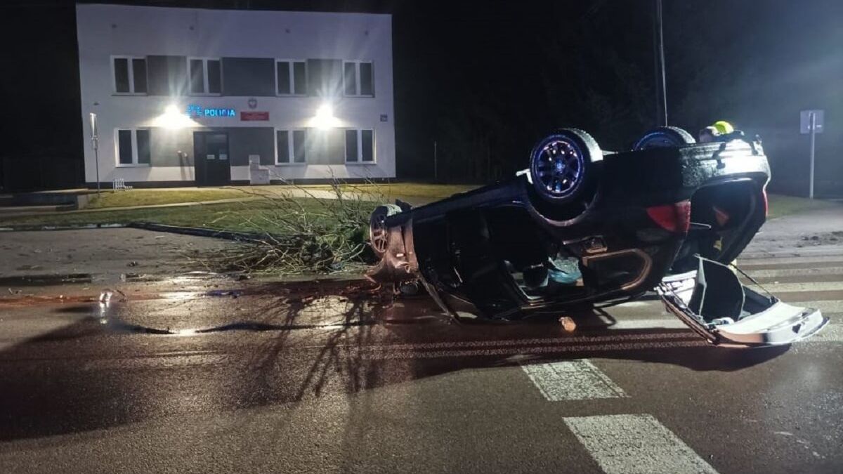 BMW leży na dachu przed komisariatem policji