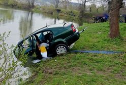 Samochód wjechał do stawu. Nie żyje jedna osoba