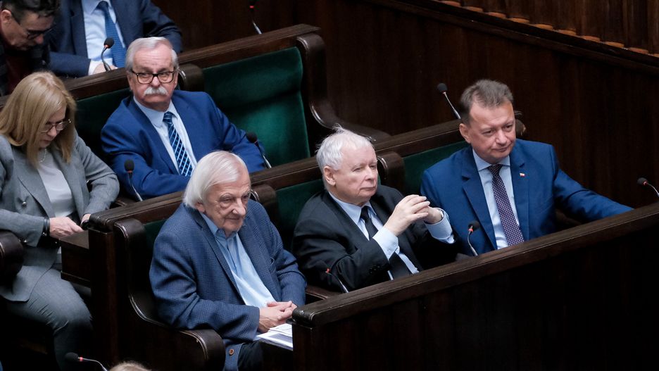 Warszawa, 20.10.2022. Politycy PiS, od lewej: wicemarszałek Sejmu Ryszard Terlecki, prezes PiS Jarosław Kaczyński i wicepremier, minister obrony narodowej Mariusz Błaszczak; za nimi, od lewej: wicemarszałek Sejmu Małgorzata Gosiewska i poseł Leonard Krasulski na sali obrad Sejmu w Warszawie, 20 bm. Sejm wznowił posiedzenie. Izba ma się zająć dwoma pilnymi rządowymi projektami ustaw: w sprawie dystrybucji węgla przez samorządy oraz o maksymalnych cenach energii dla małych i średnich firm, samorządów i podmiotów wrażliwych. Zaplanowane są także głosowania. (mr) PAP/Mateusz Marek