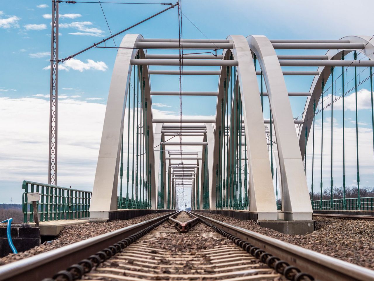 Wyremontowany niedawno w ramach programu Rail Baltica most na Bugu (fot. Tomasz Nizielski/PKP Polskie Linie Kolejowe S.A.)