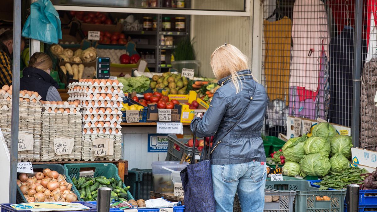 Na zdjęciu kobieta robiąca zakupy na bazarze