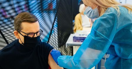 Morawiecki przyjął 3. dawkę szczepionki przeciw COVID-19. "To najlepszy prezent na święta"