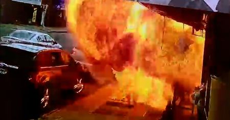 Szedł spokojnie chodnikiem. Nagle wystrzeliła w niego ognista kula