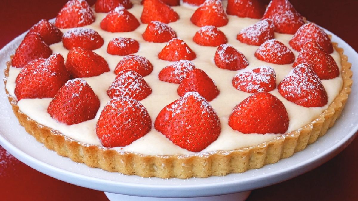 Tarta z truskawkami i białą czekoladą to idealny pomysł na szybki deser