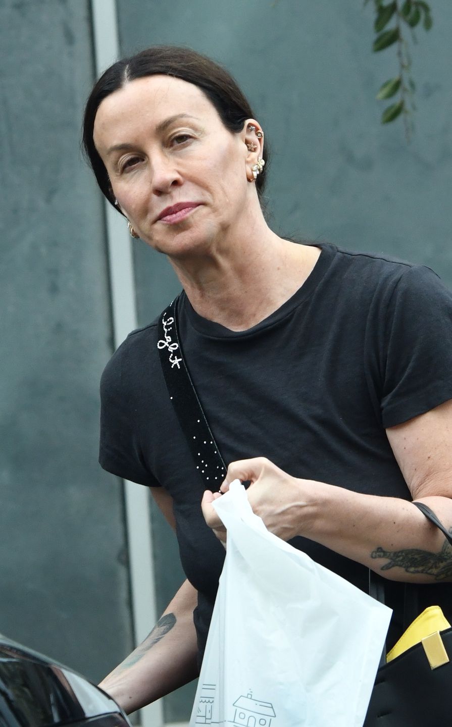 Alanis Morissette wsiada z zakupami do auta