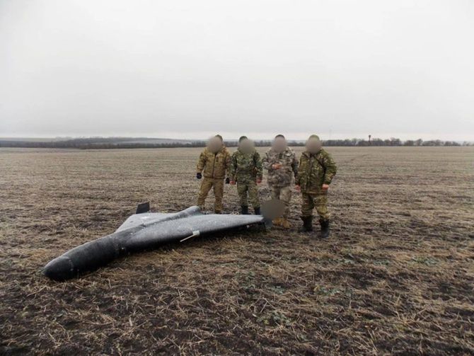 Ukraińcy przy znalezionym "nowym" dronie Rosjan, czarnym Shahedzie-136