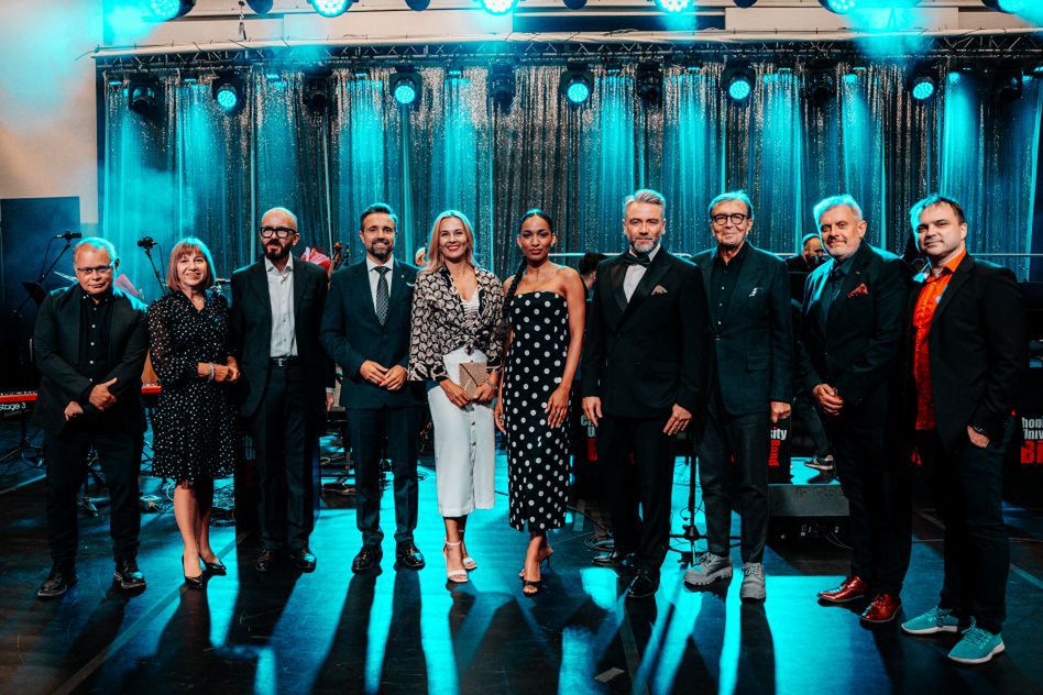 Inauguracja 7. Festiwalu im. B. Kaczyńskiego w Białej Podlaskiej. Od lewej: Tomasz Pasternak, Anna Habrewicz, Robert Kamyk, Michał Litwniuk, Anna Litwiniuk, Natalia Muianga, Kuba Badach, Zbigniew Napierala, Piotr Kostrzewa, Piotr Łabanow © Miasto Biała Podlaska