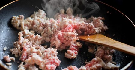 Najgorszy błąd przy smażeniu mięsa mielonego. Dlatego wychodzi twarde, suche i zbite