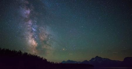 Timelapse nocnego nieba pokazuje jak dużym problemem jest zanieczyszczenie światłem