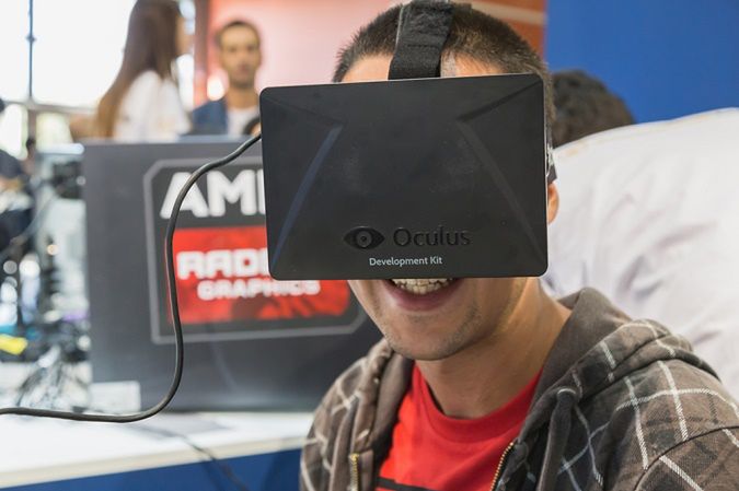 Zdjęcie Oculus Rift pochodzi z serwisu shutterstock.com