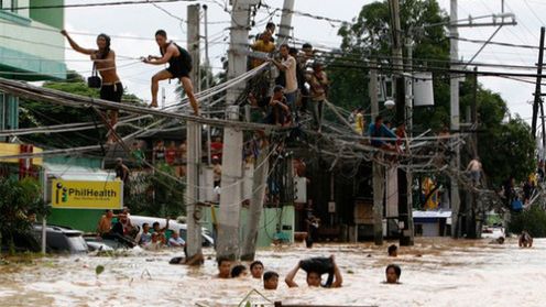 Filipińczycy używają kabli TV jako mostów 1