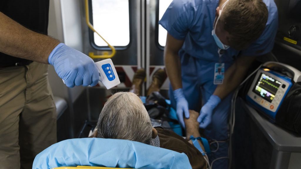 Coraz więcej zachorowań. Lekarze alarmują, że bez testu trudno odróżnić COVID od grypy, czy przeziebienia