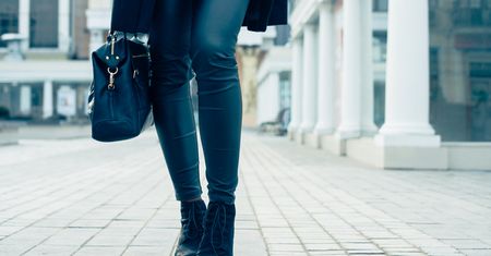 Nietypowe spodnie woskowane. Z czym zestawiać a czego unikać?