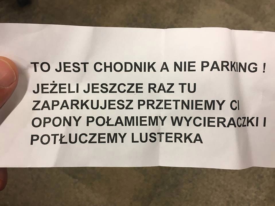 Kierowca otrzymujący takie "ostrzeżenie" powinien lepiej wybierać miejsca do parkowania.