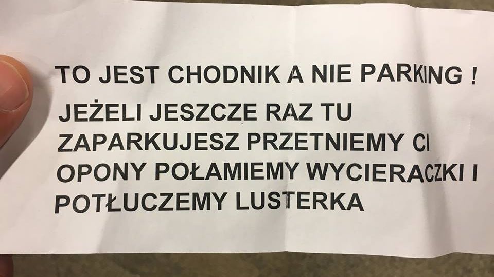 Kierowca otrzymujący takie "ostrzeżenie" powinien lepiej wybierać miejsca do parkowania.