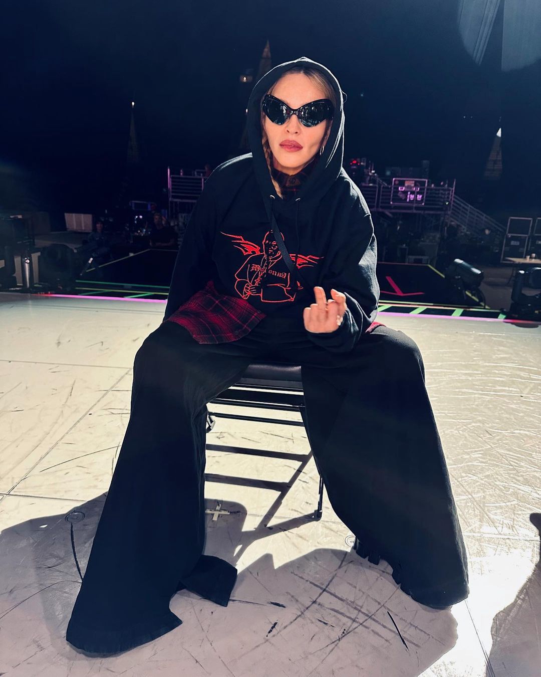 Madonna w bluzie z wizerunkiem papieża Franciszka