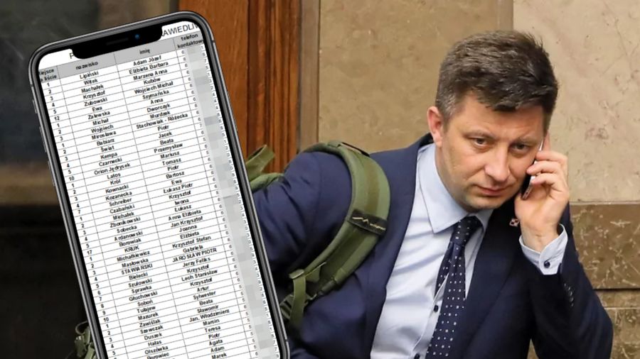 Michał Dworczyk rozmawia przez telefon