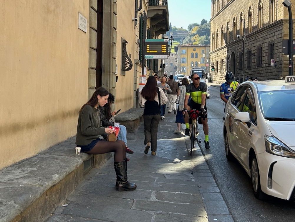 Włosi jedzą w różnych zakątkach miasta