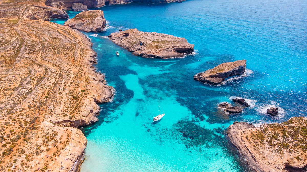 Będąc na Malcie warto zobaczyć Błękitną Lagunę na wyspie Comino
