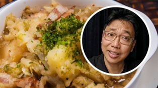 Koreańczyk pokazał, jak je kwaśnicę na żeberkach. Tego nie da się obejrzeć tylko raz