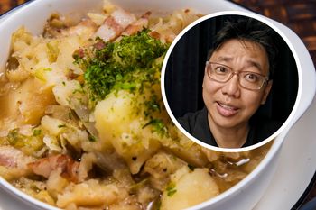 Koreańczyk pokazał, jak je kwaśnicę na żeberkach. Tego nie da się obejrzeć tylko raz