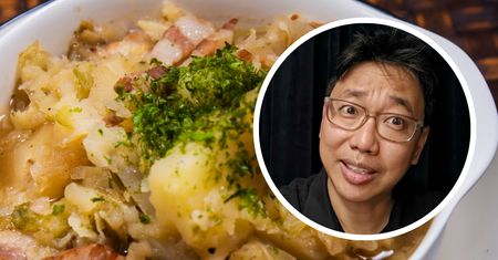 Koreańczyk pokazał, jak je kwaśnicę na żeberkach. Tego nie da się obejrzeć tylko raz