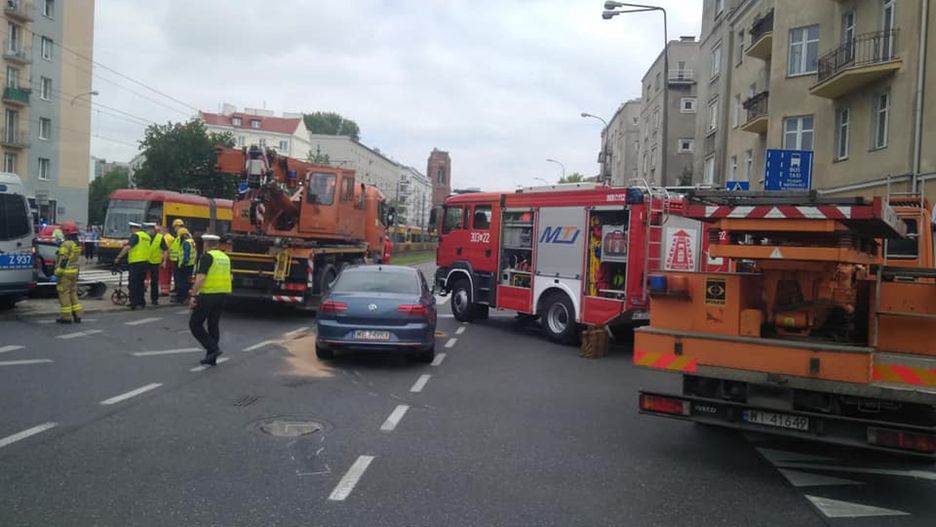 Warszawa. Doszło do wypadku z udziałem policyjnego busa (fot. Maciej Deja)