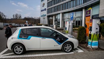 Ceny elektryków spadają, a ich liczba rośnie. Polska szykuje się na zmianę
